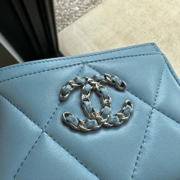 CHANEL Lambskin Quilted Chanel 19 Card Holder - Picture 6 of 12